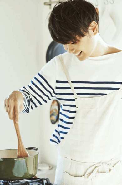 会長・幹事が作った料理を食べて酒を飲む会